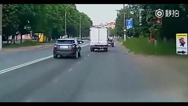 小货车强变道，任性suv就是不让，直接撞报废小货车！