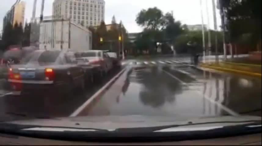 视频车右转弯不减速，撞翻电动车玩大了