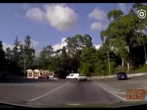 两车发生严重车祸，正面相撞后，直接爆炸