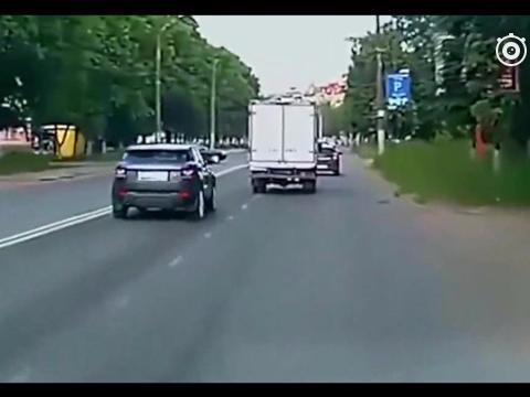 小货车强变道，任性suv就是不让，直接撞报废小货车！