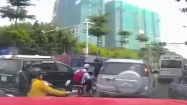 电动车停路中央打电话挡人去路，司机强行将其拖走 大回小回  ​