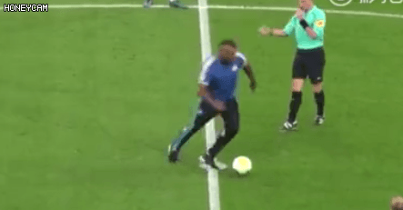 在观众的欢呼声中他振臂高呼,套头庆祝,跑向场边拥抱了马赛主帅加西亚