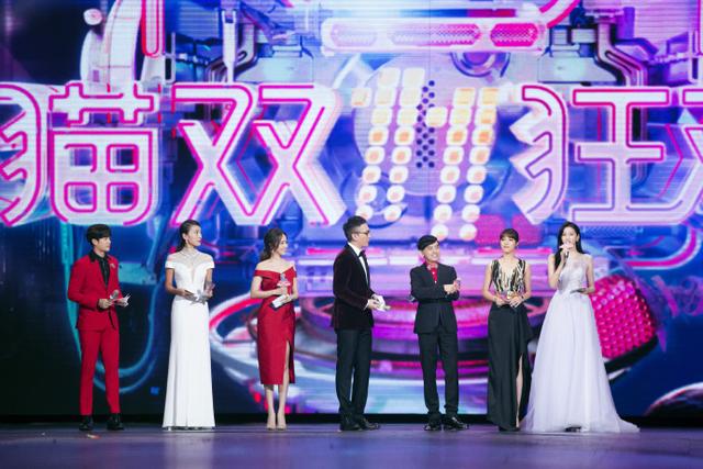 关晓彤主持天猫双11晚会，被网友批不懂照顾人，这么高还穿高跟鞋