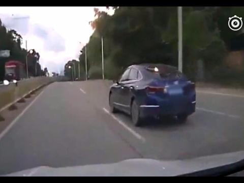 轿车我让你狂，故意别车还狂踩急刹，让你自己去跟交警说清楚！
