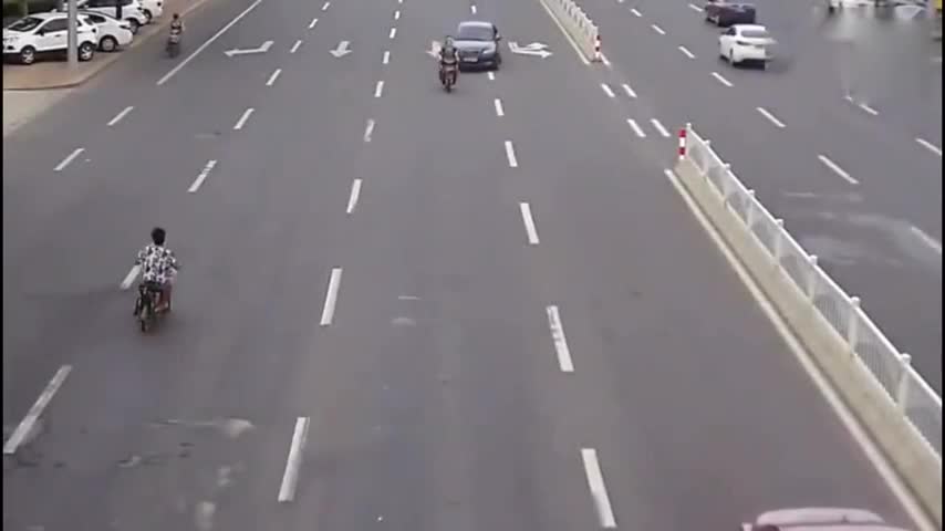 这几段车祸告诉大家，为什么会有这么多司机痛恨电动车了！