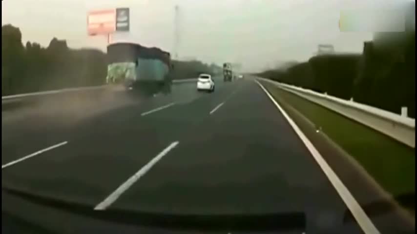 白色小车这是怎么了？监控拍下他疯狂一幕