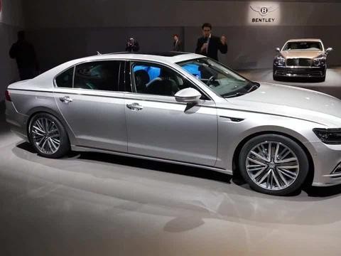 花30万能买D级车，标配9气囊+自适应空气悬架，果断放弃宝马5系