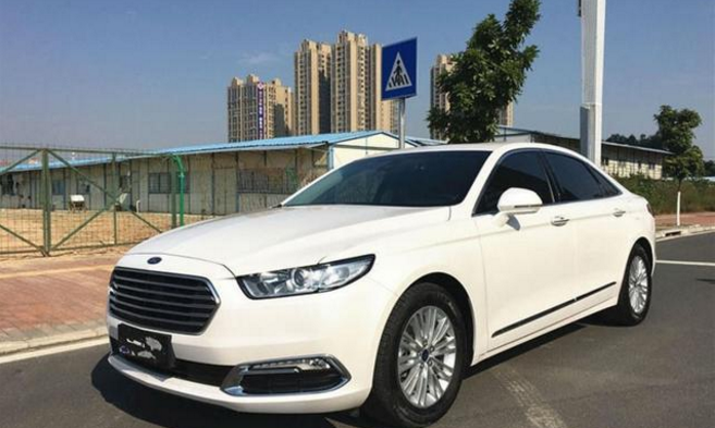 女白领花25万买辆福特金牛座,男友嘲笑不懂车,还不如买丰田皇冠