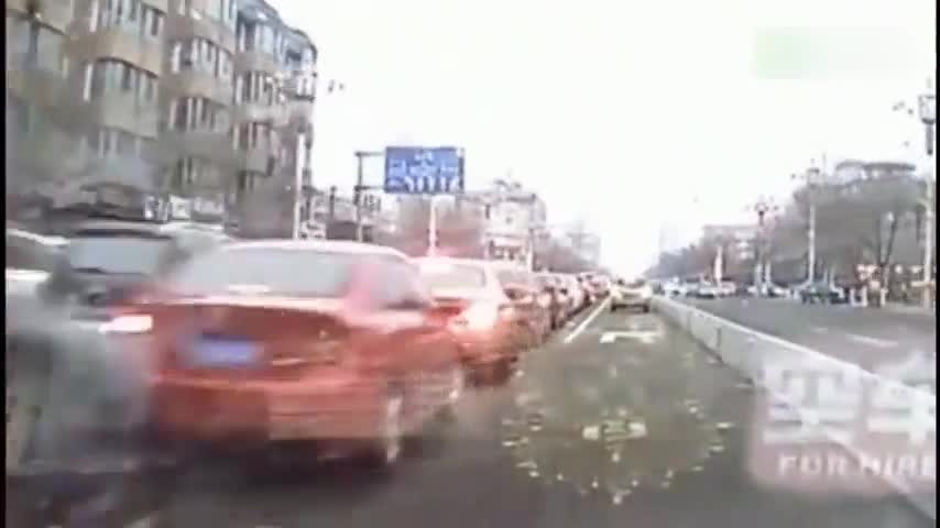 女子“鬼探头”，出租车反应不及撞了上去，谁的责任？