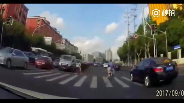 爸爸骑电动车带着女儿闯红灯，这个教训让他记一辈子