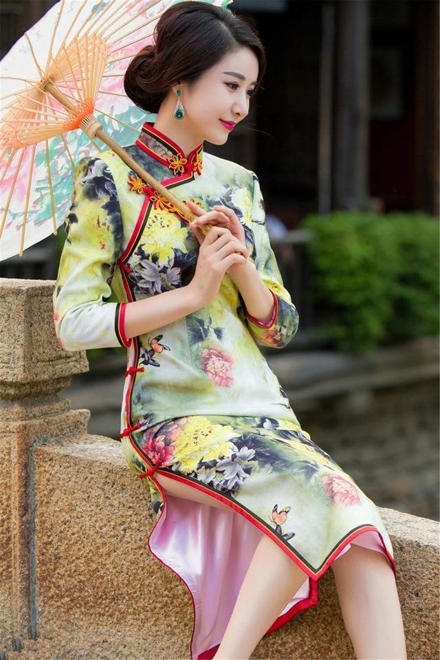 江南水乡游玩,古典旗袍时髦美女