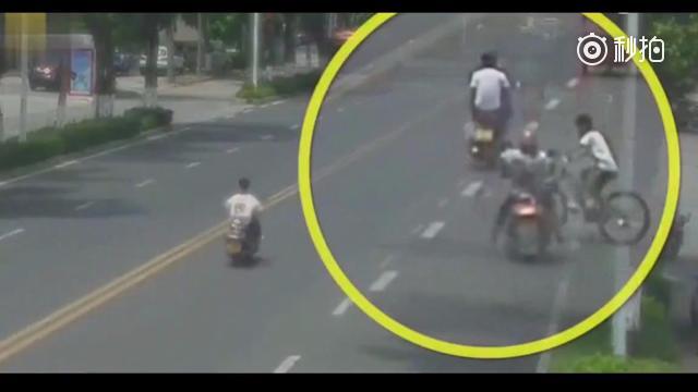 电动车大妈撞上自行车小伙，慌忙逃逸3次，监控拍下这愚蠢一幕！