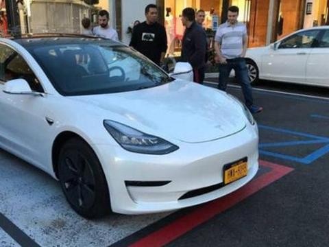 特斯拉降低门槛，卖30万订单接到手软，美国已开售5.1秒破百