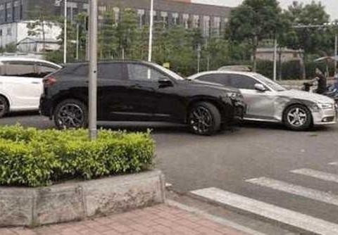 魏派VV7怒撞奥迪A4，奥迪当场断轴，挪车后VV7车主想笑不敢笑