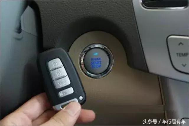 一键启动的车子,车钥匙没电了该怎么着车?