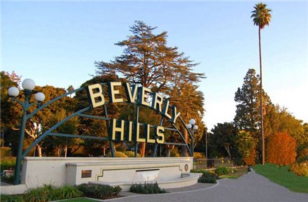 他是一名网红,住美国最贵小区,名下超跑无数,劳