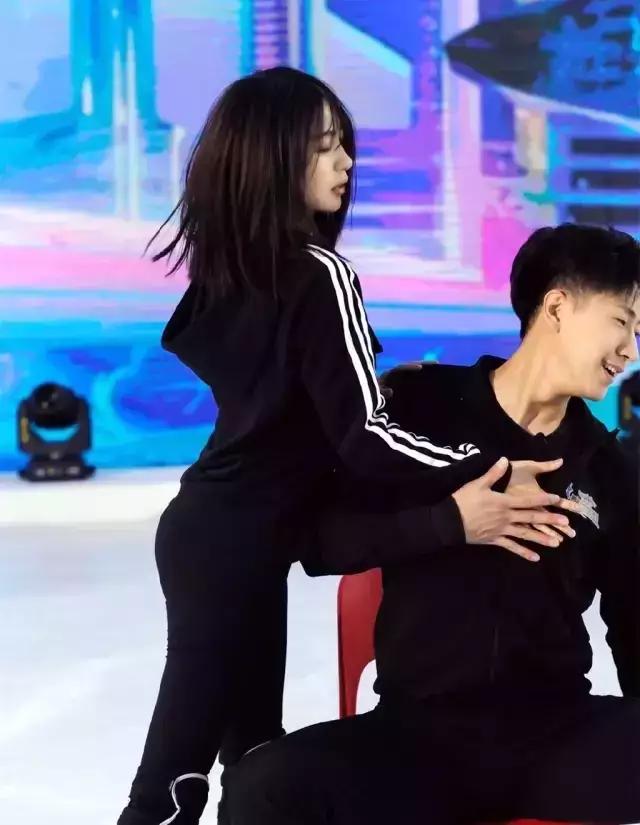 李菲儿男人装极致性感,网友:黄晓明眼光真差!这