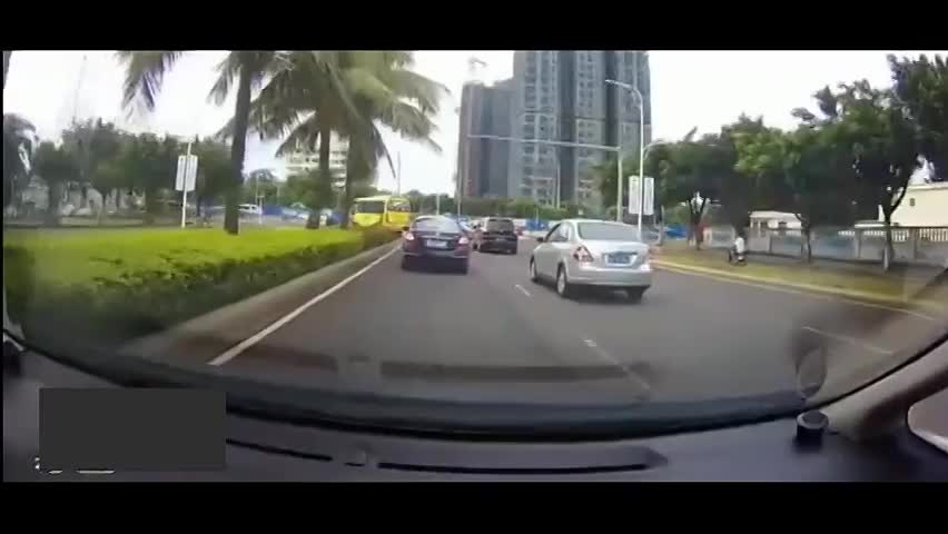 时速88冲出一辆大货SUV没敢动方向盘，教练说想活命这是对的选择