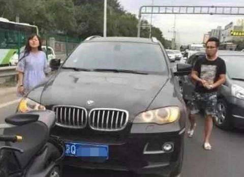 百万宝马追尾摩托车，下车还破口大骂，看到摩托车牌照后马上求饶