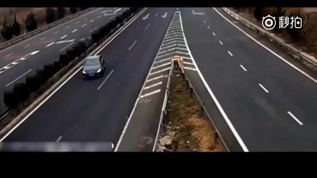 大货车疯狂鸣笛，作死奔驰仍是强行倒车!