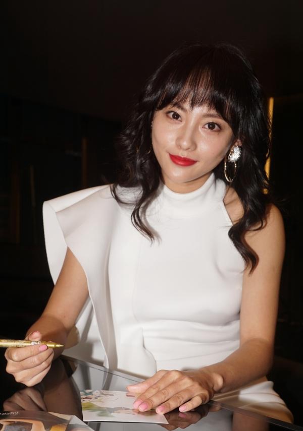 30岁张嘉倪产后低调复出剪空气刘海重回清纯甜美的小仙女