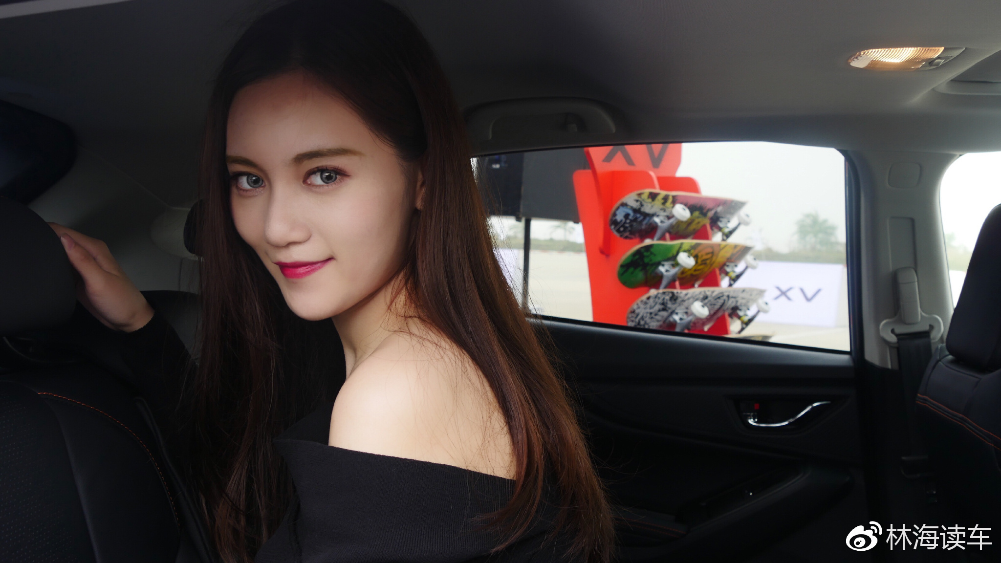 美女小编当车模,罗佳仪驾斯巴鲁xv海边秀青春