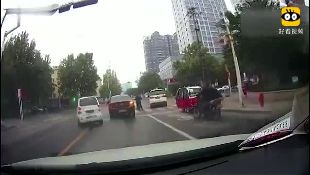 现在的小电动车可真横，不敢惹不敢惹