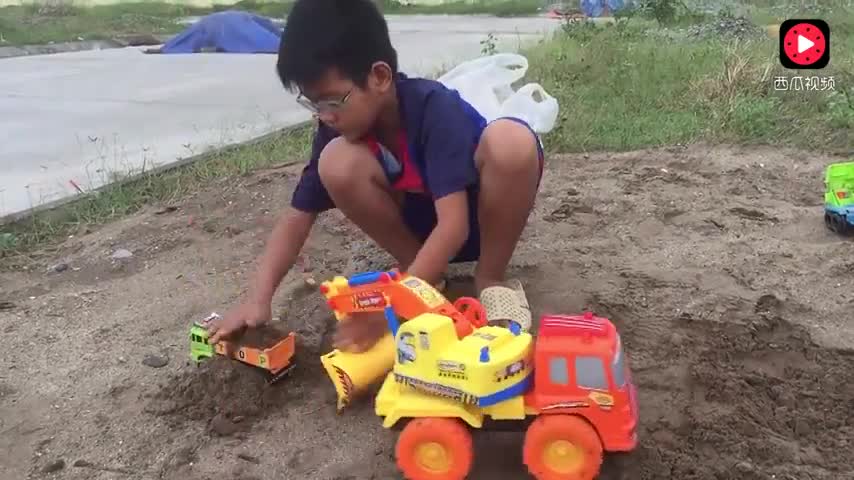 孩子操控巨无霸挖掘机给卡车装土，没几下就装满了！