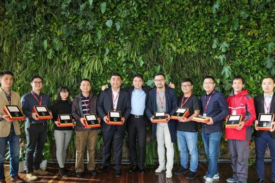双十一马爸爸狂揽912亿，而刘强东却默默送了员工十辆凯迪拉克