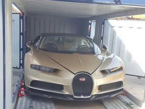 市值半个亿，国内首款布加迪chiron到港，网友担心牌照挂哪？