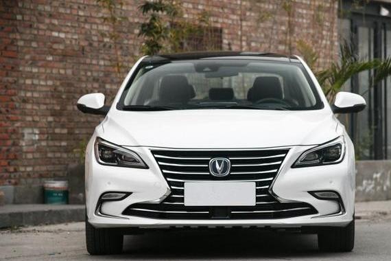 最美韩系与最美国产，这两位真能掀翻广州，选起亚还是长安？