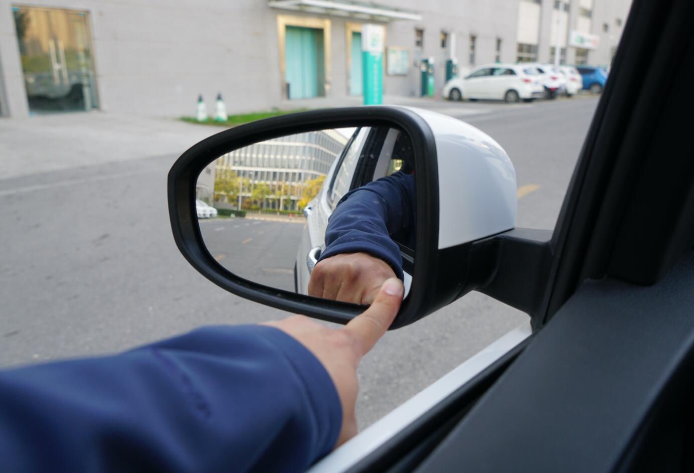 老司机开车剐蹭 95b9-fynstfh6782477.jpg