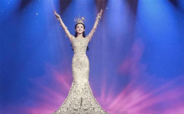 2017金鹰女神已定,郑爽热巴陪跑,百万网友哭着说:宁愿是凤姐!