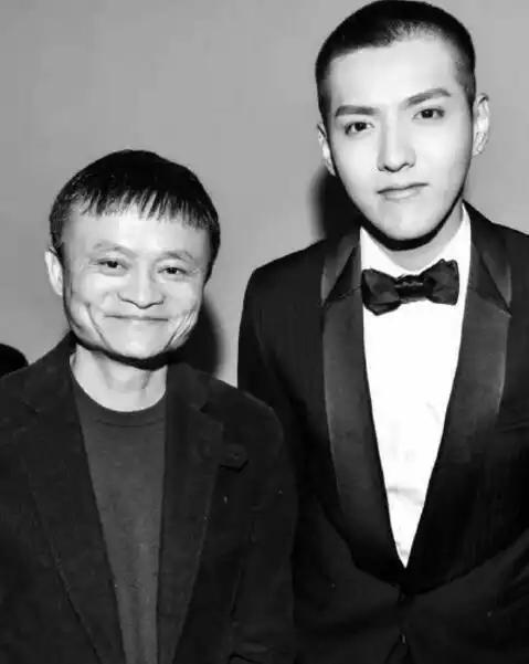 吴亦凡被马云问话,明星在有钱人面前,低头鞠腰