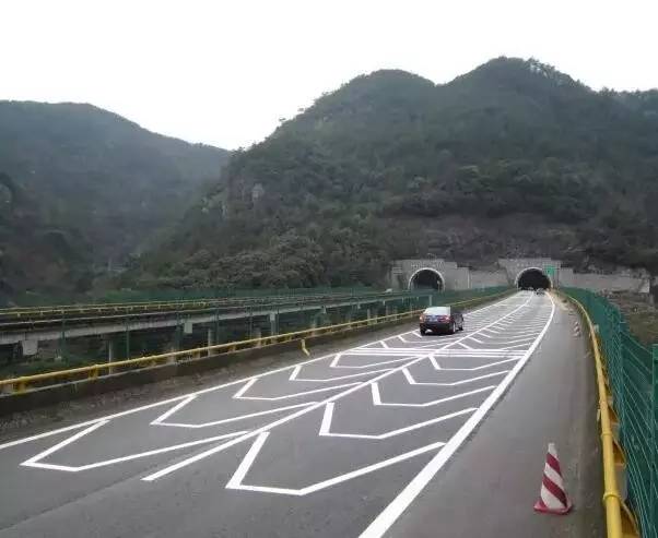 导流线可以压吗|不少车主中招:这神似斑马线的