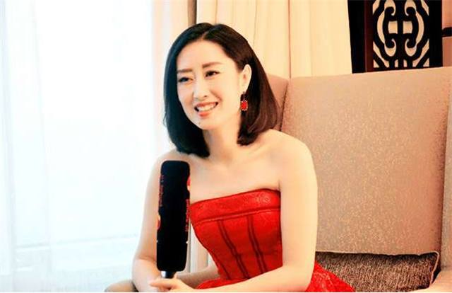 她是靳东胡歌最爱的人，为采访她金星苦等半年，今豪车低调出行！
