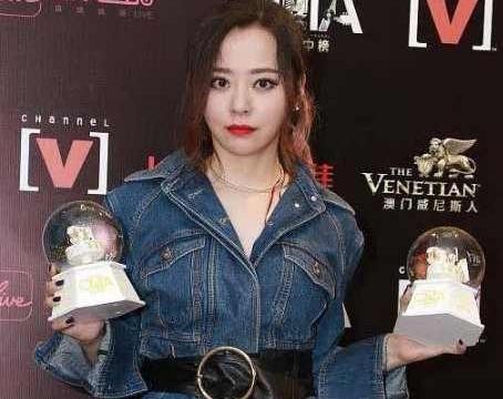 张靓颖身穿牛仔上衣美丽动人，驾驶的豪车成焦点