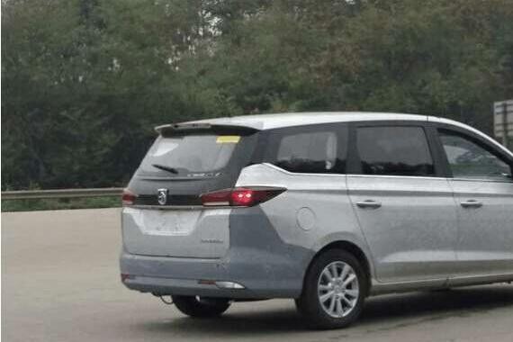 高速偶遇宝骏710真车, 颜值比730帅很多, 6座很实用, 或售5万起