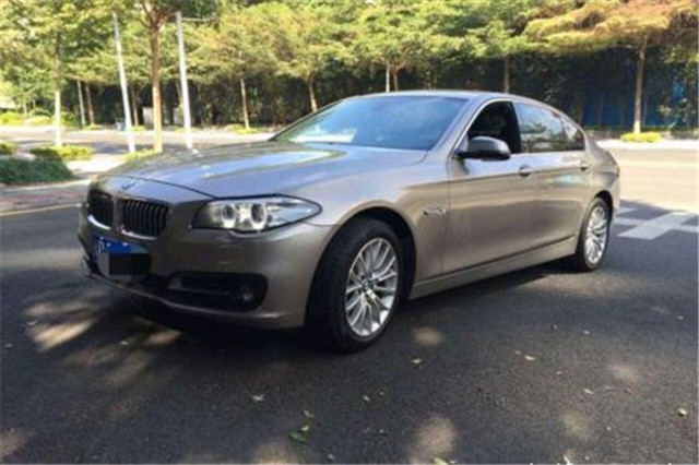 最优雅的央视女主播,今54岁退居二线,豪车出行