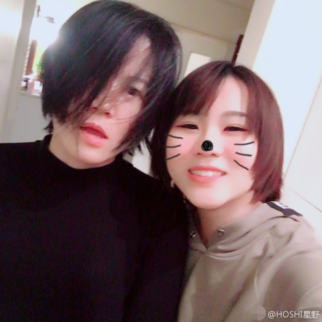 窦唯的小女儿窦家媛微博晒母女合照十分幸福