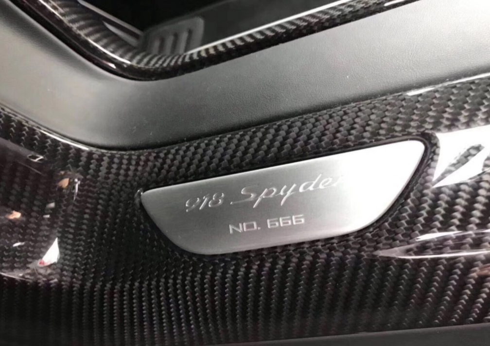 重庆最出名两台超跑过户,近距离看了下,连编号