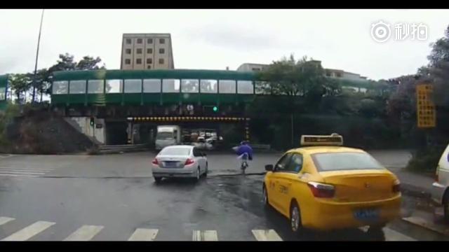 大货车闯红灯小货车撞翻，出租车有幸躲过一劫！