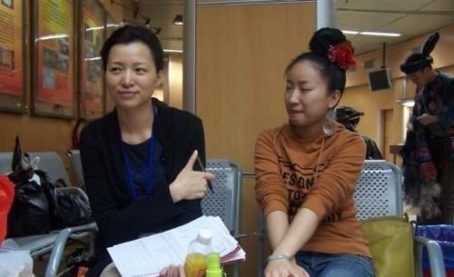 董卿素颜工作生活照曝光 她每晚凌晨三四点睡觉 网友：好拼啊