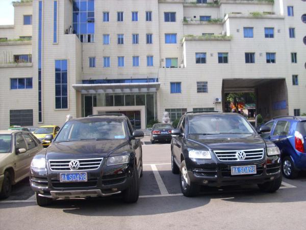 吃个饭出来看到一模一样的车牌,车主双双进入