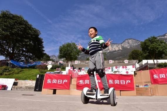 为大山深处的90位孩子搭建智享教室，东风日产智能教育走进恩施