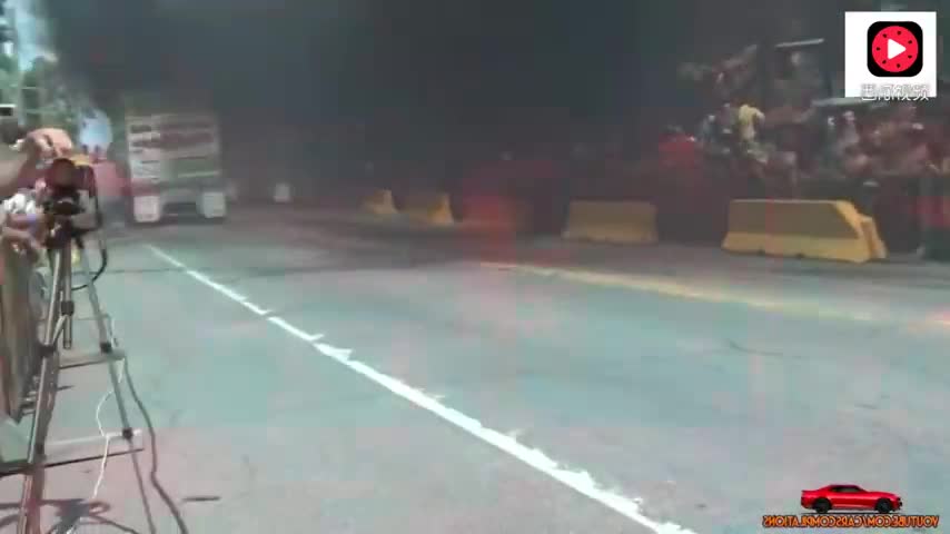 两辆擎天柱卡车比赛！有一辆急眼了为了加速排气筒冒火，车头抬起了都！