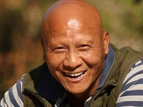 和李连杰搭戏，剧中专演恶人，今56岁开上豪车，妻子竟如此美艳！