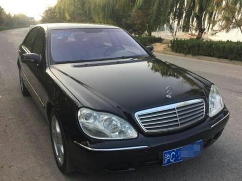 上海小伙花26万买台老款奔驰S600，看到悬挂的车牌后朋友们笑了