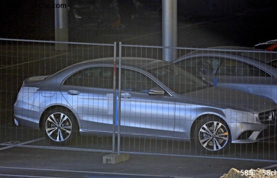 奔驰新款C级低伪装谍照 有望2017年底亮