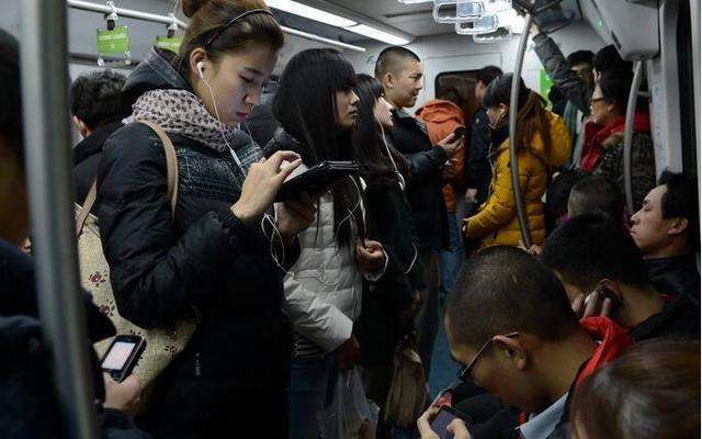 为何中国人坐地铁都在玩手机欧洲人却在看书真相让人囧了